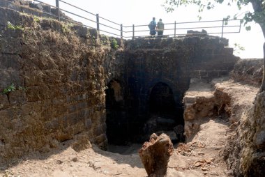 Pune India yakınlarındaki Sinhagad Kalesi 'nin taş mimarisi. Sinhagad, Hindistan 'ın Pune kentinin yaklaşık 49 km güneybatısında bulunan antik bir tepe kalesidir.