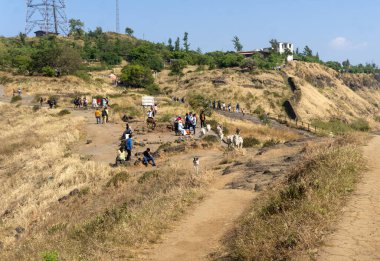 Hindistan, Pune yakınlarındaki Sinhagad kalesinde turistler. Sinhagad, Hindistan 'ın Pune kentinin yaklaşık 49 km güneybatısında bulunan antik bir tepe kalesidir.