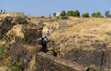 Hindistan, Pune yakınlarındaki Sinhagad kalesinde turistler. Sinhagad, Hindistan 'ın Pune kentinin yaklaşık 49 km güneybatısında bulunan antik bir tepe kalesidir.