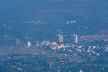 Dağlardaki köyün güzel hava manzarası