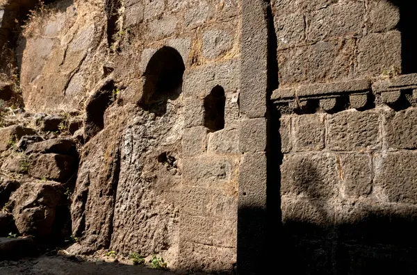 Pune India yakınlarındaki Sinhagad Kalesi 'nin taş mimarisi. Sinhagad, Hindistan 'ın Pune kentinin yaklaşık 49 km güneybatısında bulunan antik bir tepe kalesidir.