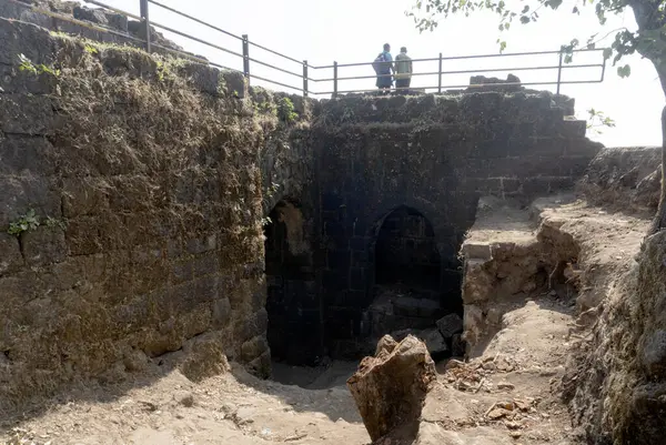 Pune India yakınlarındaki Sinhagad Kalesi 'nin taş mimarisi. Sinhagad, Hindistan 'ın Pune kentinin yaklaşık 49 km güneybatısında bulunan antik bir tepe kalesidir.