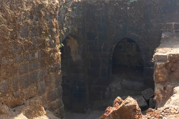 Pune India yakınlarındaki Sinhagad Kalesi 'nin taş mimarisi. Sinhagad, Hindistan 'ın Pune kentinin yaklaşık 49 km güneybatısında bulunan antik bir tepe kalesidir.