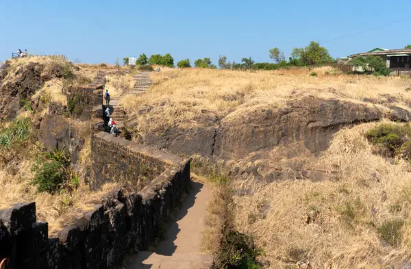 Pune India yakınlarındaki Sinhagad kalesinde sahne. Sinhagad, Hindistan 'ın Pune kentinin yaklaşık 49 km güneybatısında bulunan antik bir tepe kalesidir.