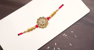 Geleneksel Hint bilekliği Rakhi, Kardeş Bağlar Kardeşler Bileğinde Raksha bandhan Ocassion