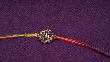 Geleneksel Hint Bracelet Rakhi mor arka planda, Kardeş Kravat Kardeşler Bilek Raksha Bandhan Ocassion 'da