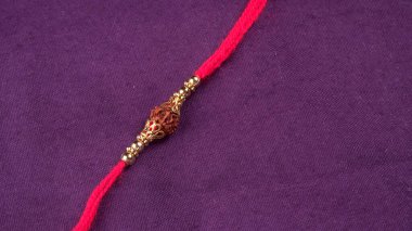 Geleneksel Hint Bracelet Rakhi mor arka planda, Kardeş Kravat Kardeşler Bilek Raksha Bandhan Ocassion 'da