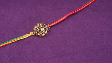Geleneksel Hint Bracelet Rakhi mor arka planda, Kardeş Kravat Kardeşler Bilek Raksha Bandhan Ocassion 'da