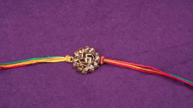 Geleneksel Hint Bracelet Rakhi mor arka planda, Kardeş Kravat Kardeşler Bilek Raksha Bandhan Ocassion 'da