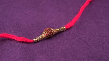 Geleneksel Hint Bracelet Rakhi mor arka planda, Kardeş Kravat Kardeşler Bilek Raksha Bandhan Ocassion 'da