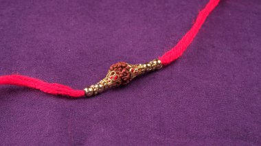 Geleneksel Hint Bracelet Rakhi mor arka planda, Kardeş Kravat Kardeşler Bilek Raksha Bandhan Ocassion 'da