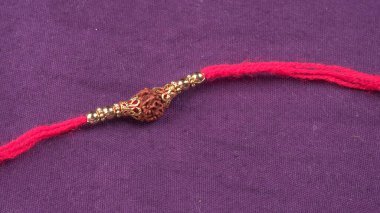 Geleneksel Hint Bracelet Rakhi mor arka planda, Kardeş Kravat Kardeşler Bilek Raksha Bandhan Ocassion 'da