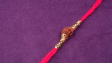 Geleneksel Hint Bracelet Rakhi mor arka planda, Kardeş Kravat Kardeşler Bilek Raksha Bandhan Ocassion 'da