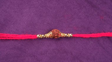 Geleneksel Hint Bracelet Rakhi mor arka planda, Kardeş Kravat Kardeşler Bilek Raksha Bandhan Ocassion 'da