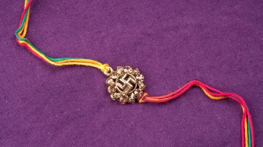 Geleneksel Hint Bracelet Rakhi mor arka planda, Kardeş Kravat Kardeşler Bilek Raksha Bandhan Ocassion 'da