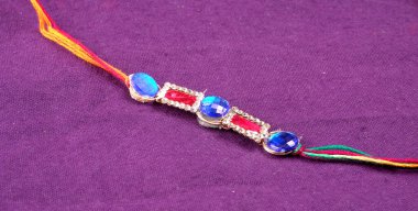 Geleneksel Hint Bracelet Rakhi mor arka planda, Kardeş Kravat Kardeşler Bilek Raksha Bandhan Ocassion 'da