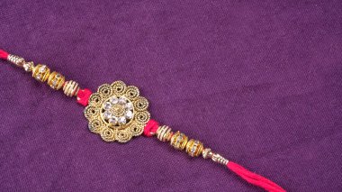 Geleneksel Hint Bracelet Rakhi mor arka planda, Kardeş Kravat Kardeşler Bilek Raksha Bandhan Ocassion 'da