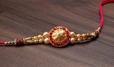 Geleneksel Hint bilekliği Rakhi ahşap arka planda, Kardeş Bağları Kardeşler Bileğinde Raksha Bandhan Sırtında