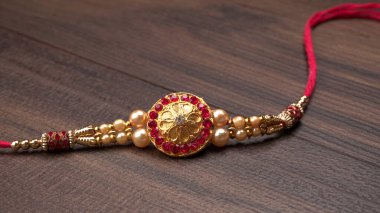 Geleneksel Hint bilekliği Rakhi ahşap arka planda, Kardeş Bağları Kardeşler Bileğinde Raksha Bandhan Sırtında