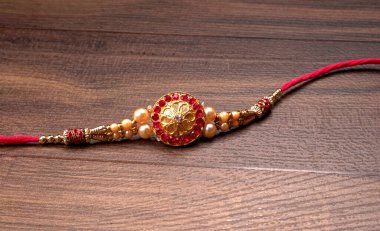 Geleneksel Hint bilekliği Rakhi ahşap arka planda, Kardeş Bağları Kardeşler Bileğinde Raksha Bandhan Sırtında