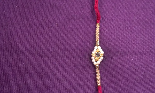 Geleneksel Hint Bracelet Rakhi mor arka planda, Kardeş Kravat Kardeşler Bilek Raksha Bandhan Ocassion 'da