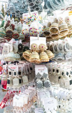 Hint sokak pazarında satılık moda aksesuarları