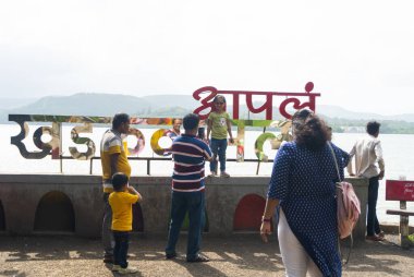 Pune ki Chaupati, Khadakwasla Barajı, Pune, Hindistan işaretinin yakınındakiler