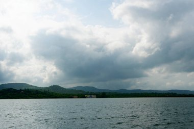 Dağlardaki bulutlu göl manzarası.