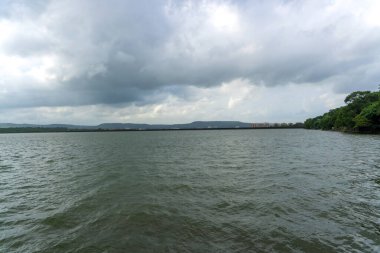 Dağlardaki bulutlu göl manzarası.