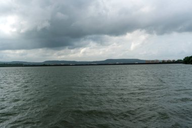 Dağlardaki bulutlu göl manzarası.