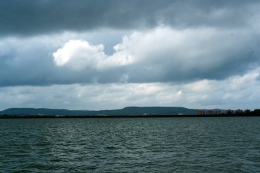 Dağlardaki bulutlu göl manzarası.