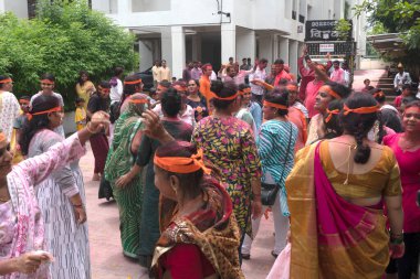 PUNE, MAHARASHTRA, INDIA - 8 EYLÜL 2022: Kimliği belirlenemeyen inançlı insanlar, su kaynaklarının yakınına dalmadan önce Hindu tanrısı Ganesha 'ya dua ediyorlar (Ganesh Chaturthi), yıllık festival