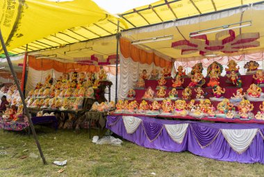 Dükkandaki Ganesha heykelleri, Hindu tanrıları.