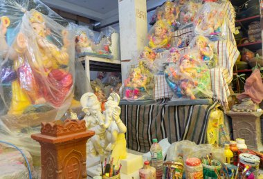 Dükkandaki Ganesha heykelleri, Hindu tanrıları.