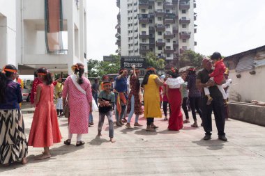 PUNE, MAHARASHTRA, INDIA - 8 EYLÜL 2022: Kimliği belirlenemeyen inançlı insanlar, su kaynaklarının yakınına dalmadan önce Hindu tanrısı Ganesha 'ya dua ediyorlar (Ganesh Chaturthi), yıllık festival