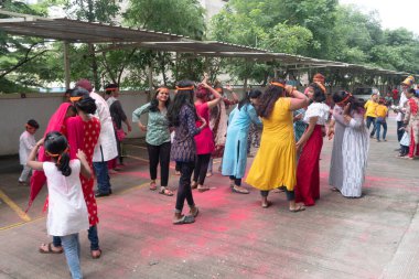 PUNE, MAHARASHTRA, INDIA - 8 EYLÜL 2022: Kimliği belirlenemeyen inançlı insanlar, su kaynaklarının yakınına dalmadan önce Hindu tanrısı Ganesha 'ya dua ediyorlar (Ganesh Chaturthi), yıllık festival