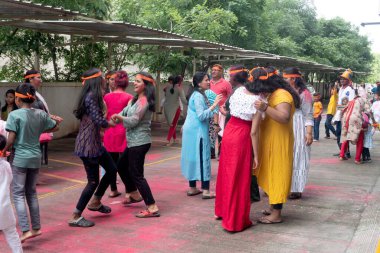 PUNE, MAHARASHTRA, INDIA - 8 EYLÜL 2022: Kimliği belirlenemeyen inançlı insanlar, su kaynaklarının yakınına dalmadan önce Hindu tanrısı Ganesha 'ya dua ediyorlar (Ganesh Chaturthi), yıllık festival