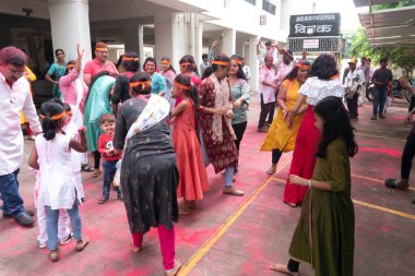 PUNE, MAHARASHTRA, INDIA - 8 EYLÜL 2022: Kimliği belirlenemeyen inançlı insanlar, su kaynaklarının yakınına dalmadan önce Hindu tanrısı Ganesha 'ya dua ediyorlar (Ganesh Chaturthi), yıllık festival