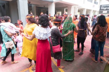 PUNE, MAHARASHTRA, INDIA - 8 EYLÜL 2022: Kimliği belirlenemeyen inançlı insanlar, su kaynaklarının yakınına dalmadan önce Hindu tanrısı Ganesha 'ya dua ediyorlar (Ganesh Chaturthi), yıllık festival