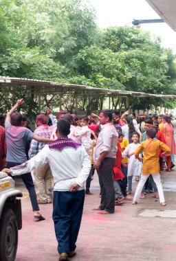 PUNE, MAHARASHTRA, INDIA - 8 EYLÜL 2022: Kimliği belirlenemeyen inançlı insanlar, su kaynaklarının yakınına dalmadan önce Hindu tanrısı Ganesha 'ya dua ediyorlar (Ganesh Chaturthi), yıllık festival