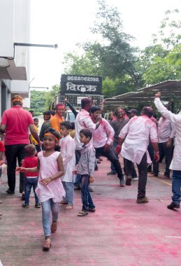 PUNE, MAHARASHTRA, INDIA - 8 EYLÜL 2022: Kimliği belirlenemeyen inançlı insanlar, su kaynaklarının yakınına dalmadan önce Hindu tanrısı Ganesha 'ya dua ediyorlar (Ganesh Chaturthi), yıllık festival