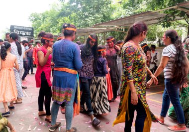 PUNE, MAHARASHTRA, INDIA - 8 EYLÜL 2022: Kimliği belirlenemeyen inançlı insanlar, su kaynaklarının yakınına dalmadan önce Hindu tanrısı Ganesha 'ya dua ediyorlar (Ganesh Chaturthi), yıllık festival