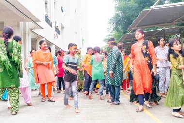 PUNE, MAHARASHTRA, INDIA - 8 EYLÜL 2022: Kimliği belirlenemeyen inançlı insanlar, su kaynaklarının yakınına dalmadan önce Hindu tanrısı Ganesha 'ya dua ediyorlar (Ganesh Chaturthi), yıllık festival