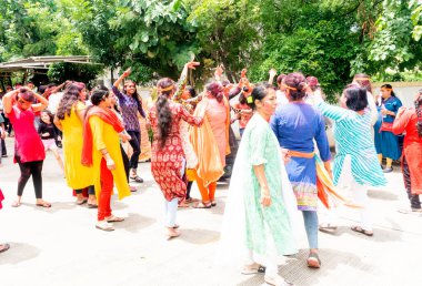 PUNE, MAHARASHTRA, INDIA - 8 EYLÜL 2022: Kimliği belirlenemeyen inançlı insanlar, su kaynaklarının yakınına dalmadan önce Hindu tanrısı Ganesha 'ya dua ediyorlar (Ganesh Chaturthi), yıllık festival