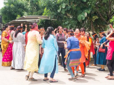 PUNE, MAHARASHTRA, INDIA - 8 EYLÜL 2022: Kimliği belirlenemeyen inançlı insanlar, su kaynaklarının yakınına dalmadan önce Hindu tanrısı Ganesha 'ya dua ediyorlar (Ganesh Chaturthi), yıllık festival