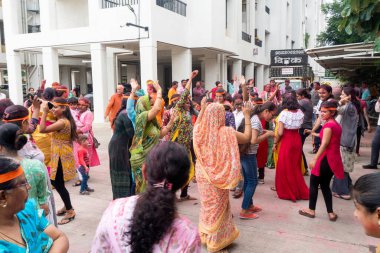 PUNE, MAHARASHTRA, INDIA - 8 EYLÜL 2022: Kimliği belirlenemeyen inançlı insanlar, su kaynaklarının yakınına dalmadan önce Hindu tanrısı Ganesha 'ya dua ediyorlar (Ganesh Chaturthi), yıllık festival
