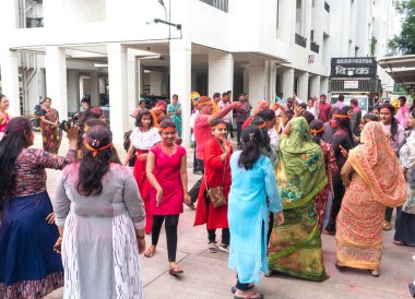 PUNE, MAHARASHTRA, INDIA - 8 EYLÜL 2022: Kimliği belirlenemeyen inançlı insanlar, su kaynaklarının yakınına dalmadan önce Hindu tanrısı Ganesha 'ya dua ediyorlar (Ganesh Chaturthi), yıllık festival