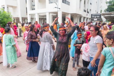 PUNE, MAHARASHTRA, INDIA - 8 EYLÜL 2022: Kimliği belirlenemeyen inançlı insanlar, su kaynaklarının yakınına dalmadan önce Hindu tanrısı Ganesha 'ya dua ediyorlar (Ganesh Chaturthi), yıllık festival