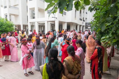 PUNE, MAHARASHTRA, INDIA - 8 EYLÜL 2022: Kimliği belirlenemeyen inançlı insanlar, su kaynaklarının yakınına dalmadan önce Hindu tanrısı Ganesha 'ya dua ediyorlar (Ganesh Chaturthi), yıllık festival