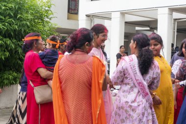 PUNE, MAHARASHTRA, INDIA - 8 EYLÜL 2022: Kimliği belirlenemeyen inançlı insanlar, su kaynaklarının yakınına dalmadan önce Hindu tanrısı Ganesha 'ya dua ediyorlar (Ganesh Chaturthi), yıllık festival